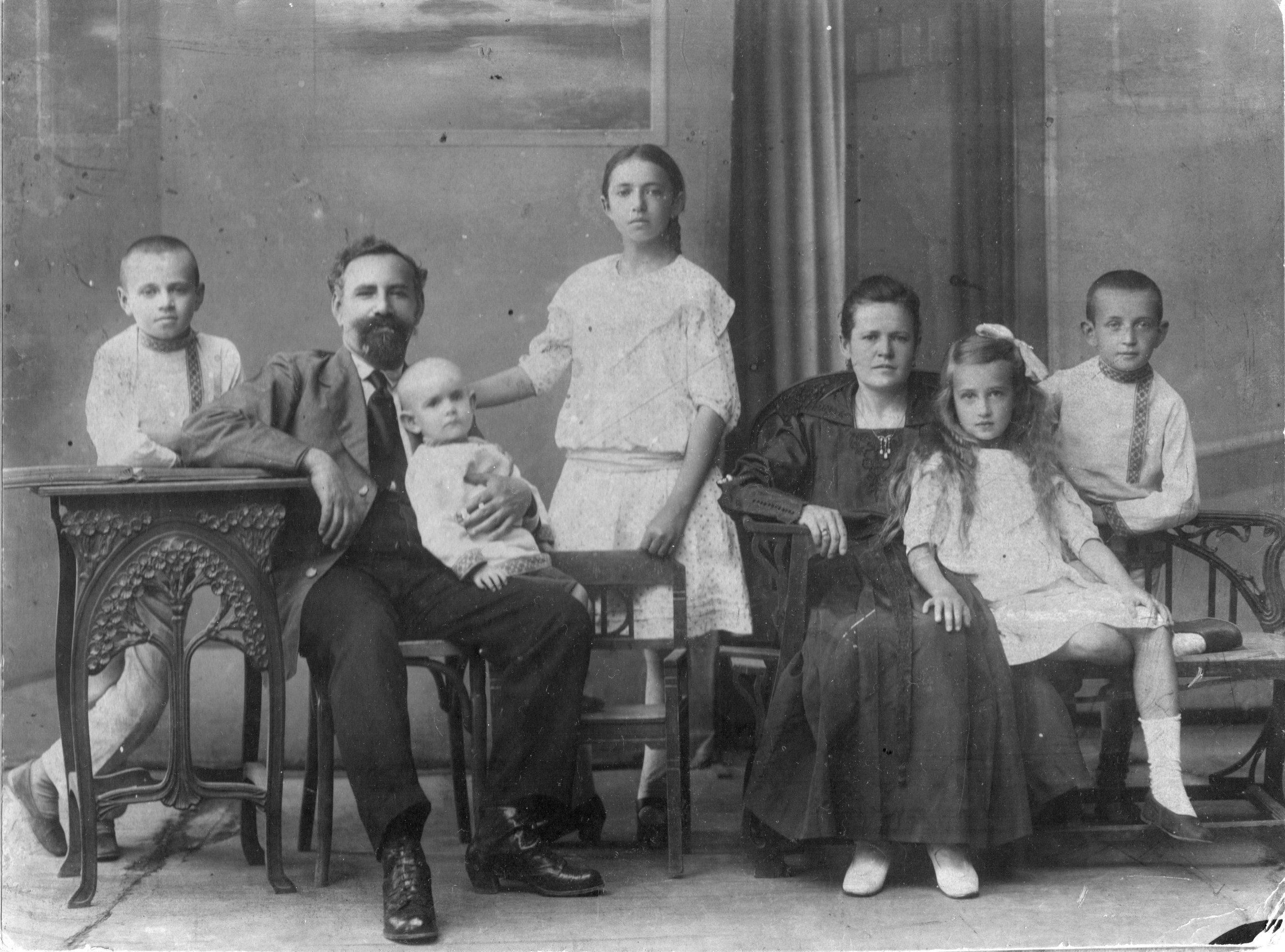 Первая семья в мире. Старые семейные фотографии. Старинные фотографии семьи. Старые семейные фотографии людей. Первые семейные фото.